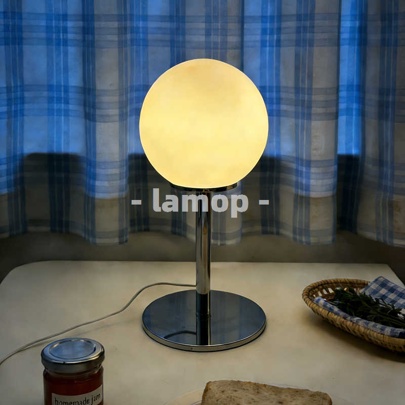 乳白色のソリッドグローブクローム薄型ポールテーブルランプ、ク - Decor Lighting Lamps のレビューと価格